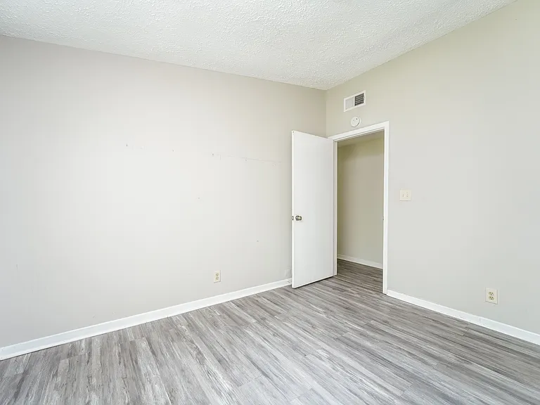 4275 Bradley Dr — Photo 10