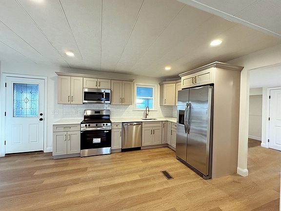 3rd image of 5 Rosewood Dr