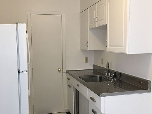3rd image of 1320 P St APT 02