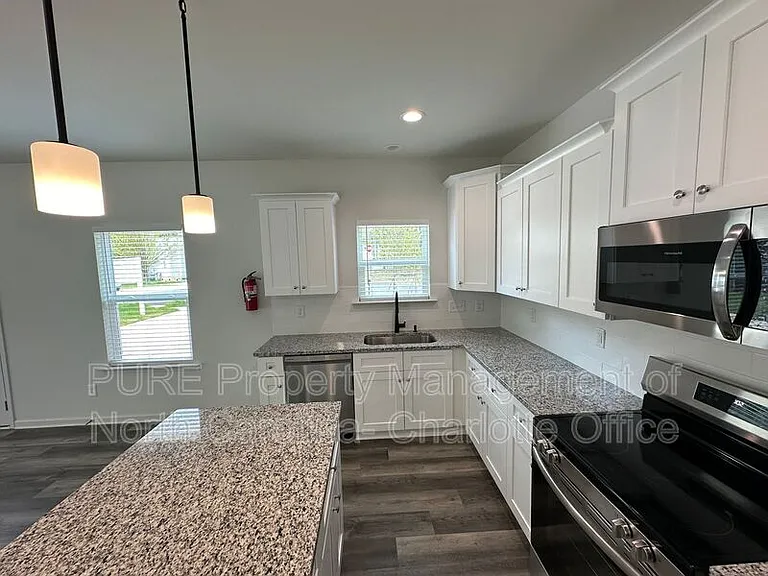 2649 Hemphill St — Photo 9