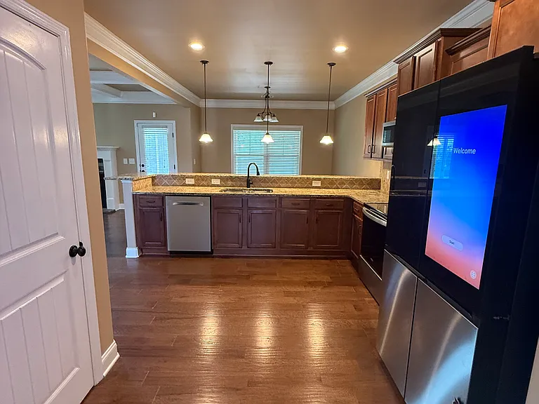 1020 Barrett Dr — Photo 3