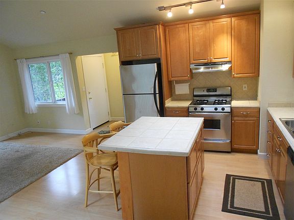 3rd image of 140 Redwood Dr