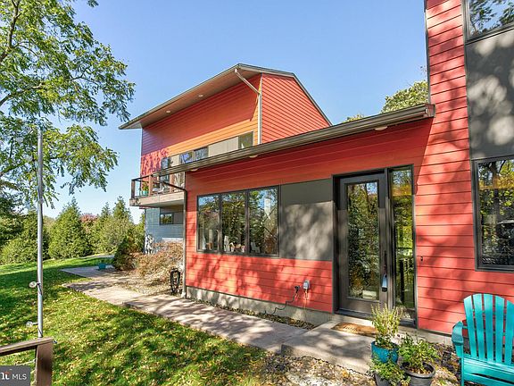 3rd image of 210 Meadowview Dr