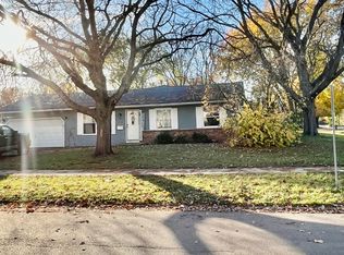 940 Laurel Dr, Aurora, IL 60506