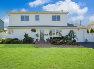858 W Bay Dr, West Islip, NY 11795
