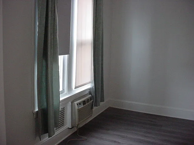 LARGE LIVING ROOM AND A/C