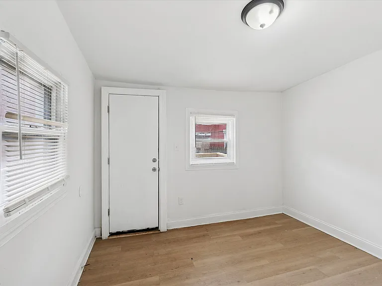 2054 W Glenwood Ave — Photo 4