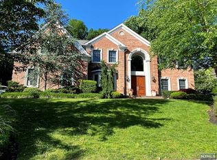 9 Trellis Ct, Mahwah, NJ 07430