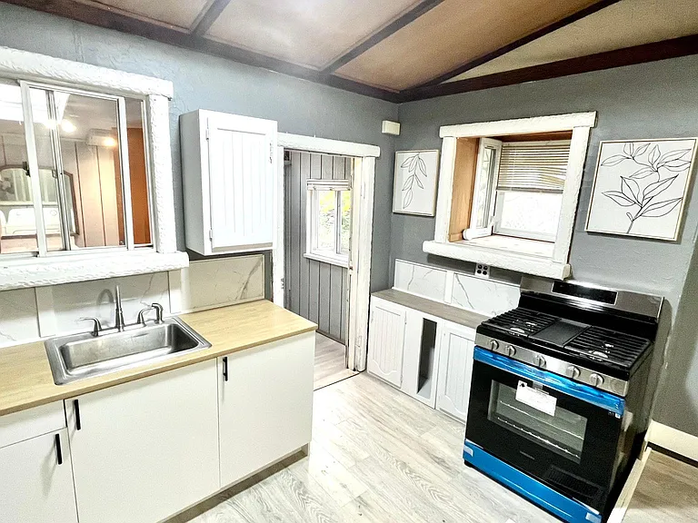 221 Luella Ave — Photo 4