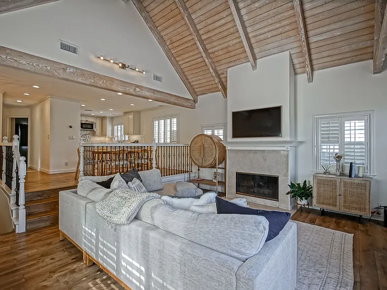 1543 Stanford Ave — Photo 9