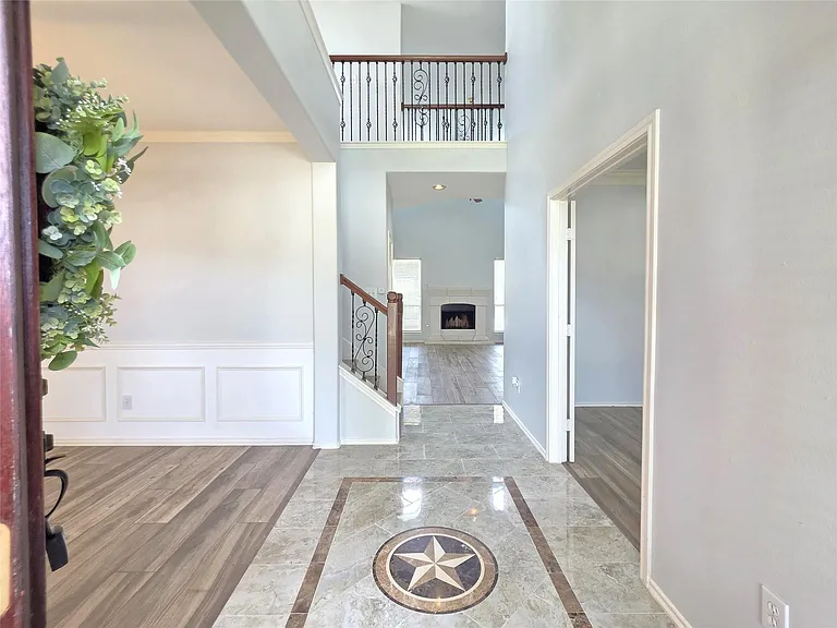 10038 Barr Lake Dr — Photo 2