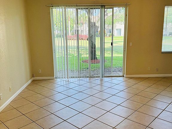 3rd image of 3033 N Evergreen Circle