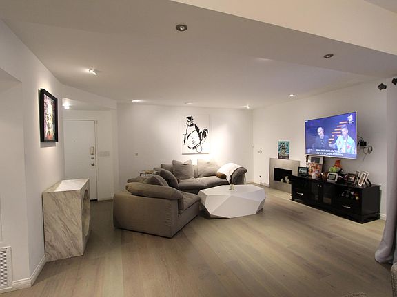 3rd image of 439 N Doheny Dr Unit 205