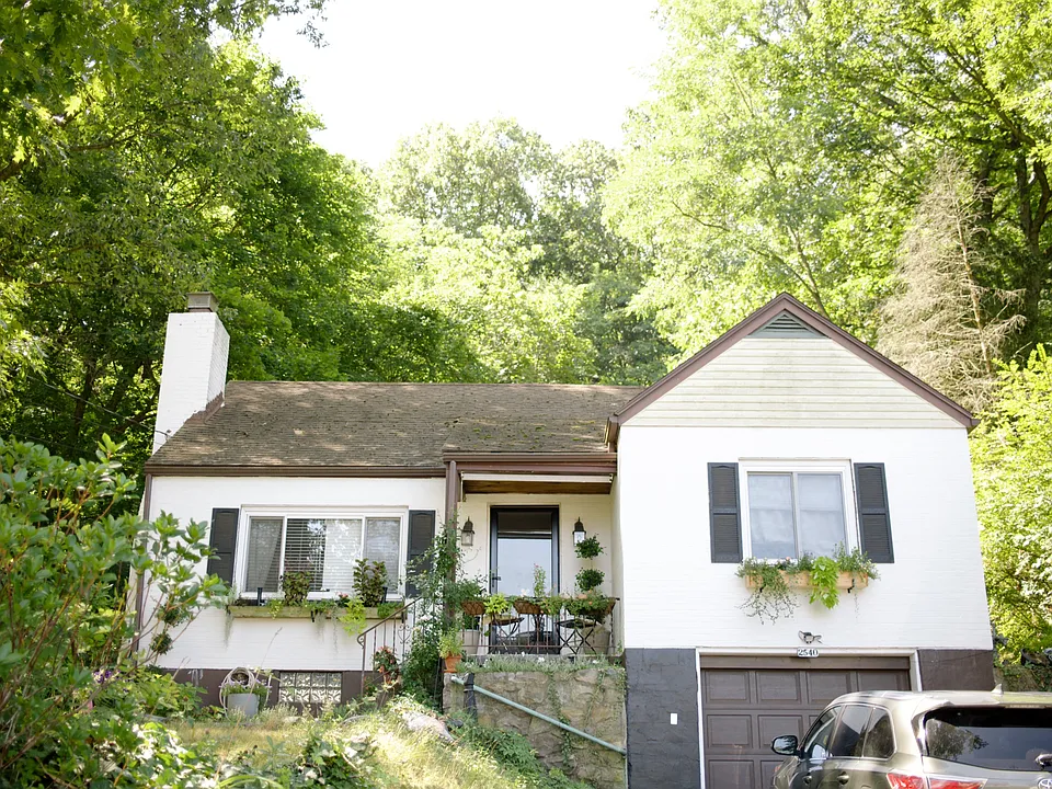 2540 Fairview Ave