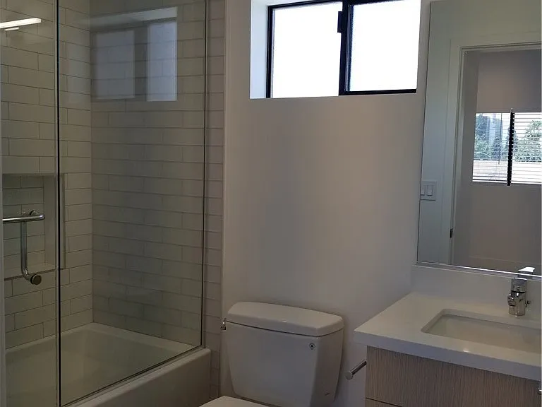 231 1/2 N Burlington Ave — Photo 5