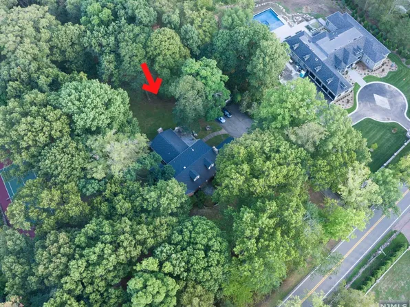 88 Chestnut Ridge Rd, Saddle River, NJ 07458