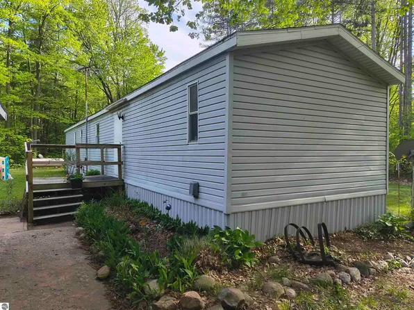 4995 W Salt River Rd, Shepherd, MI 48883