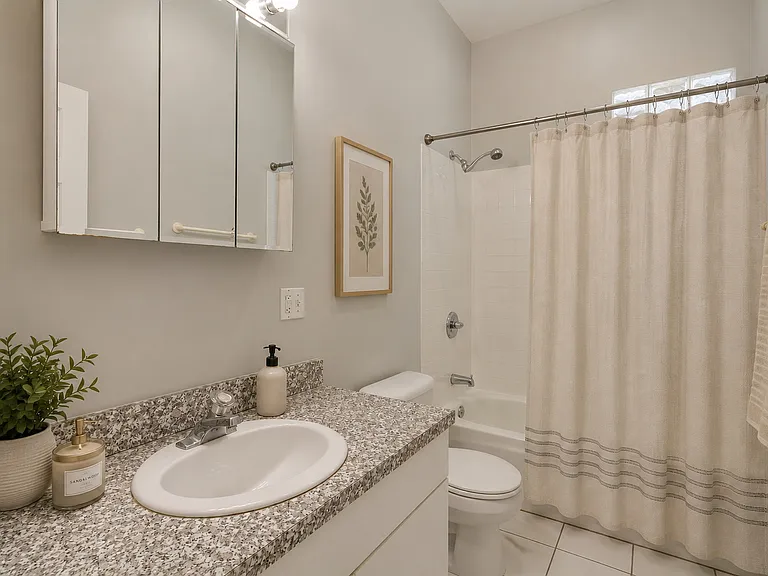 1267 N Honore St #1 — Photo 9