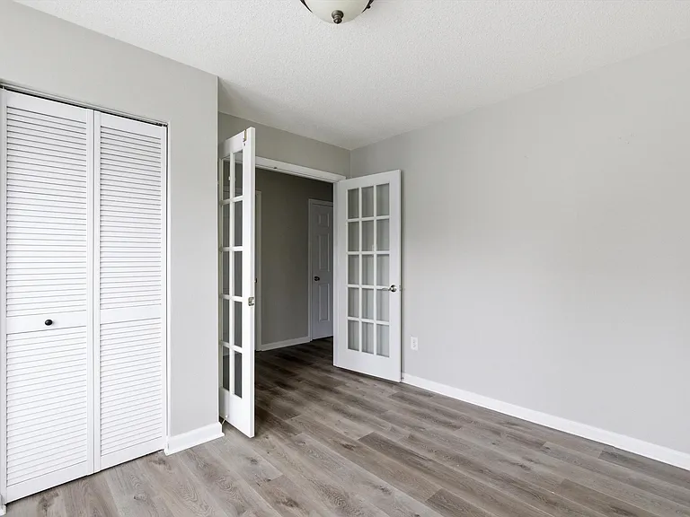 435 Greenview Dr — Photo 8