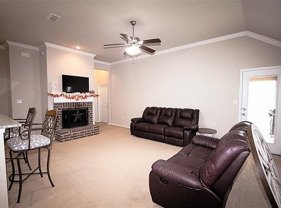 5th image of 221 East St