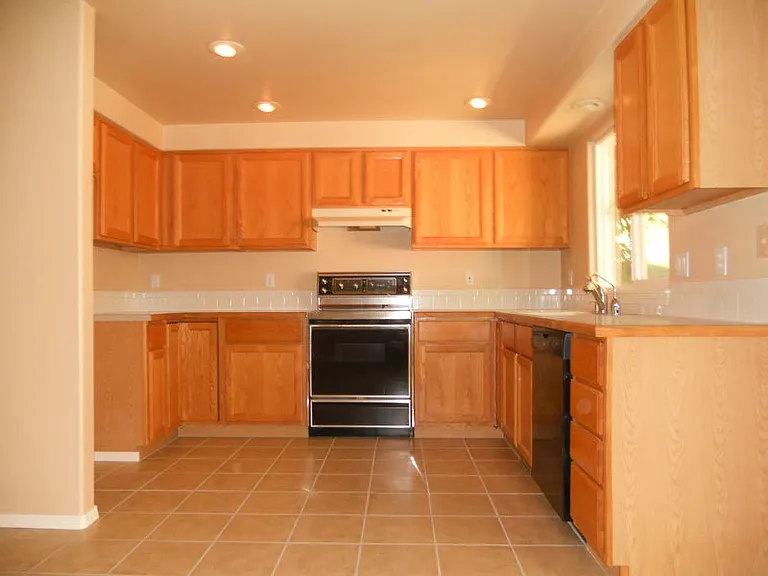 2324 N Pilgrim Pl — Photo 2