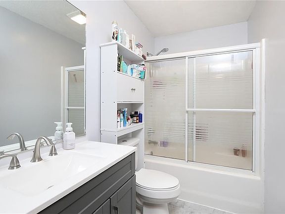 3rd image of 2922 SE Peachtree Dr