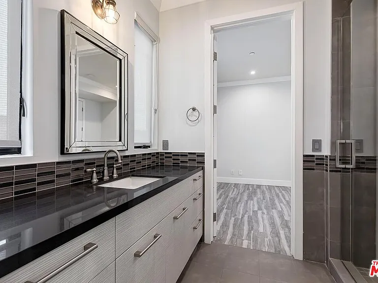 12730 Montana Ave — Photo 15