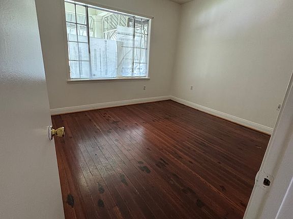 4th image of 2662 Acacia St