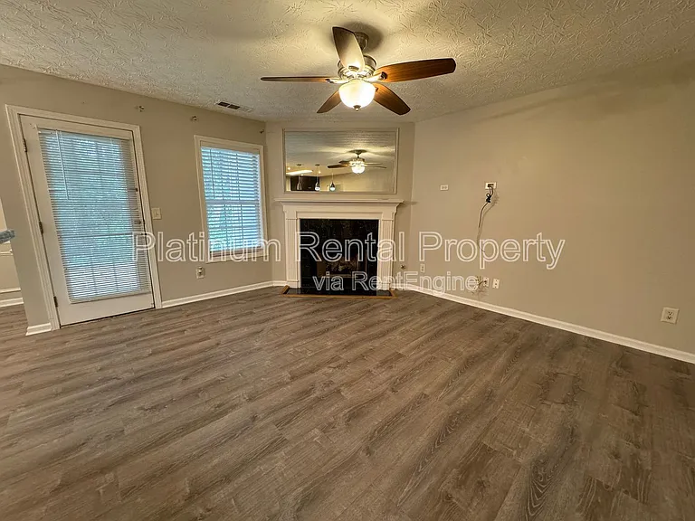 1823 Broadway St — Photo 5