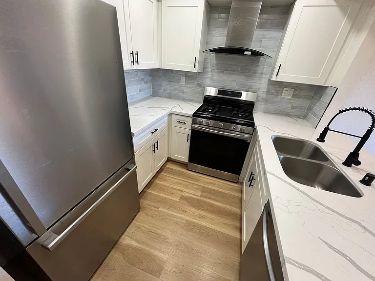 1534 Hialeah Dr #D — Photo 8