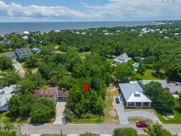 212 Bay Oaks Dr, Bay Saint Louis, MS 39520