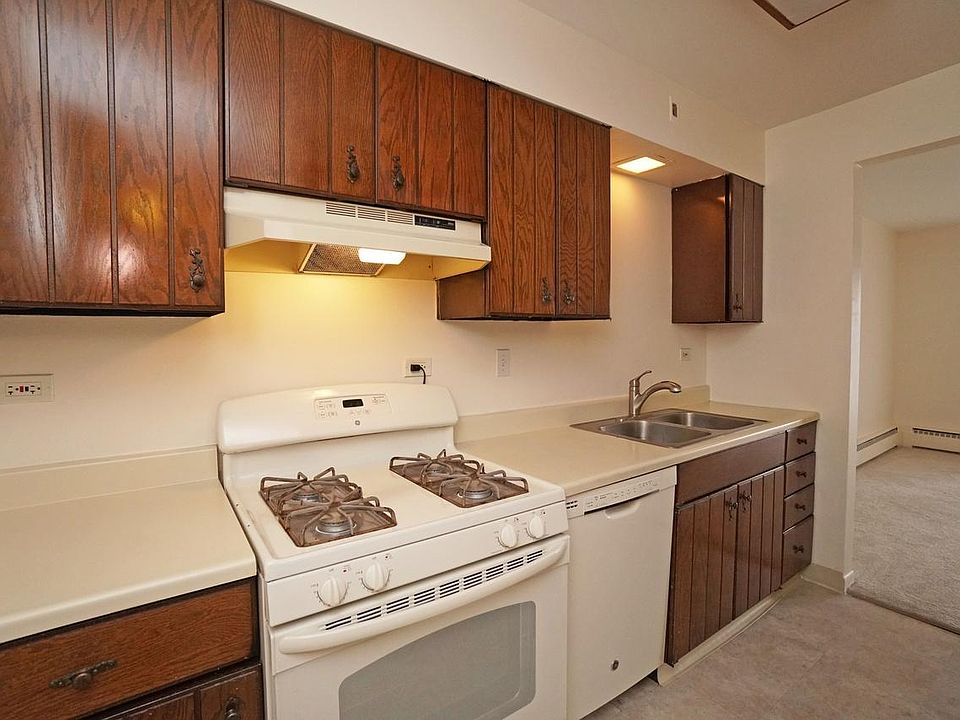 1st image of 2411 N Kennicott Dr