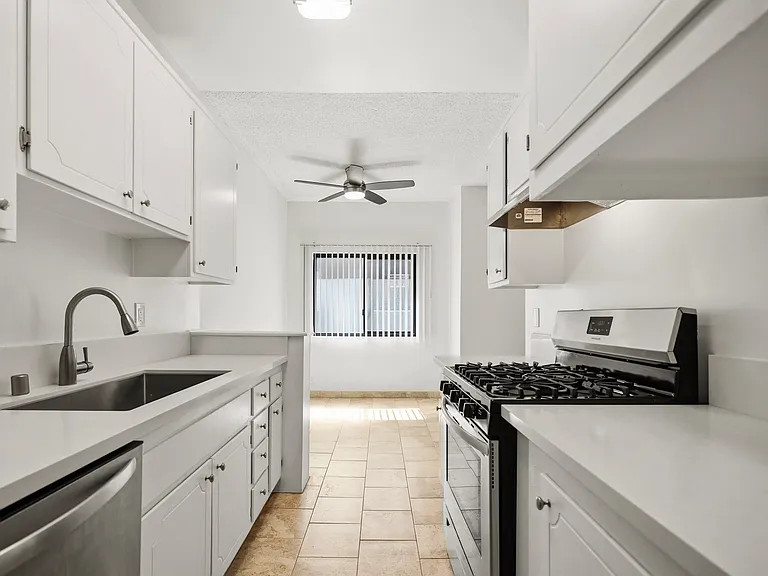 1252 Granville Ave #6 — Photo 6