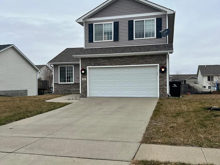 685 SE Ashton Ct — Photo 2