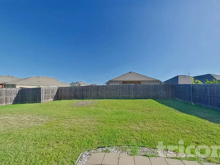 1214 Crescent View Dr — Photo 15