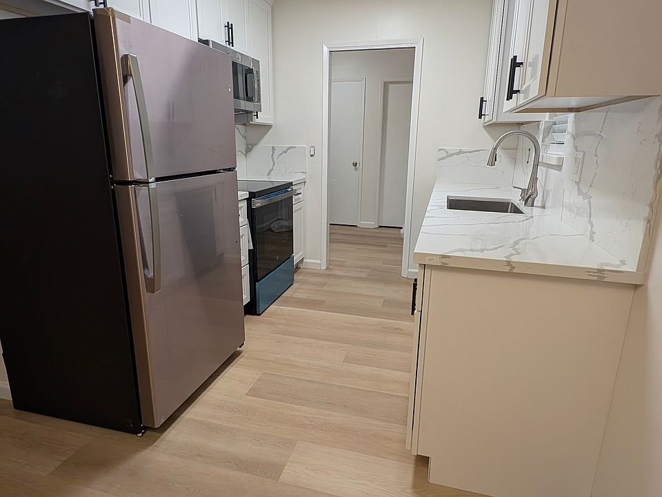 1st image of 429 Dunster Dr #1