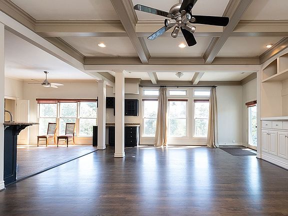 Extra large livingroom w bar