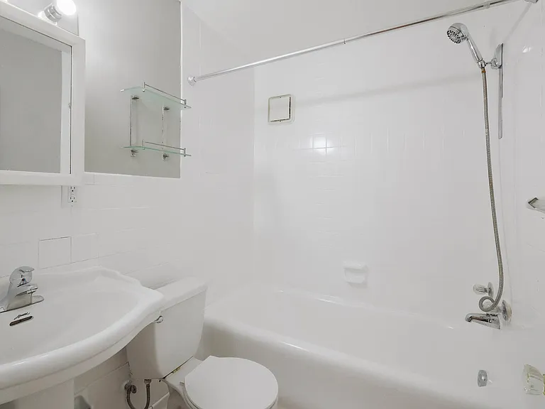 4648 Farnam St — Photo 7
