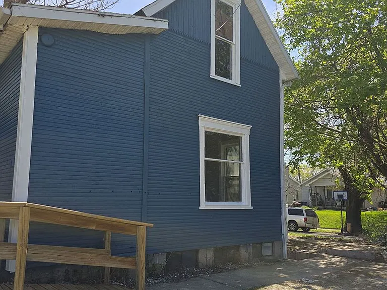 1210 W Powers St — Photo 3