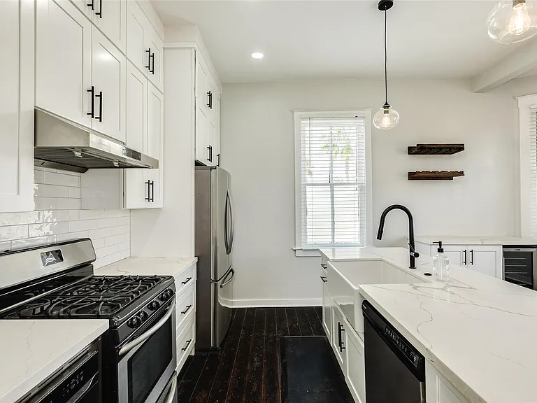 1407 Winnie St — Photo 10