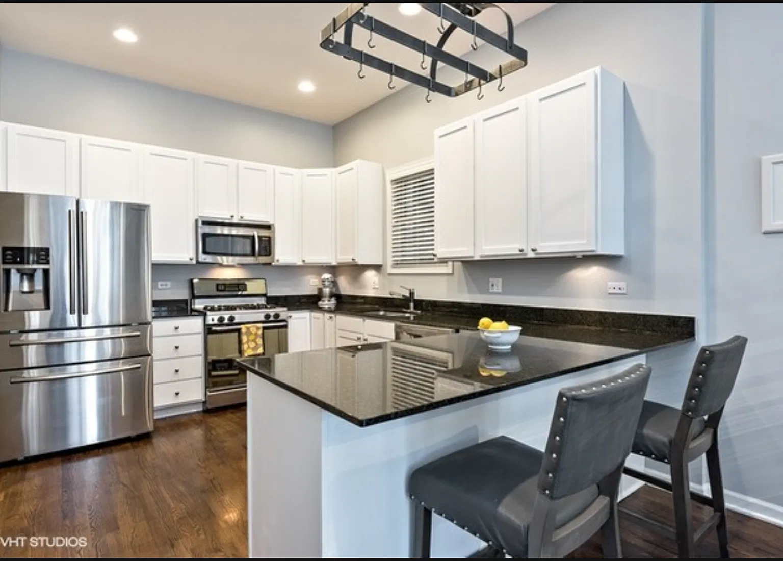 3 bed, 3.5 bath, 2600 sqft, $4,600 — Photo 3