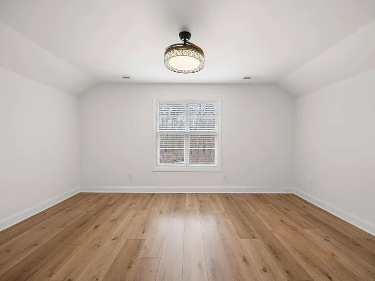 354 Parkway Dr — Photo 4