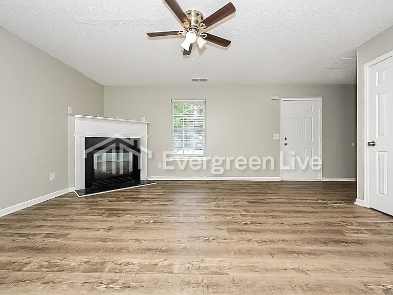 450 Kara Ln — Photo 3