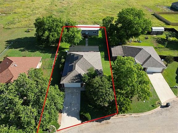 2nd image of 202 E Hall Ct