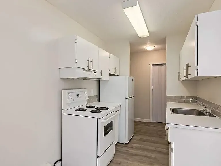 510 Robert St E — Photo 9