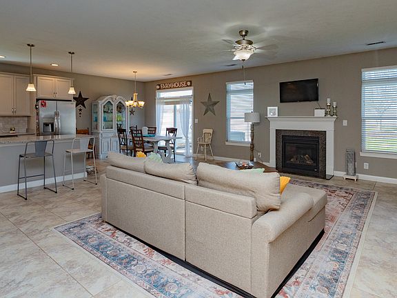 3rd image of 100 Aqueduct Cir