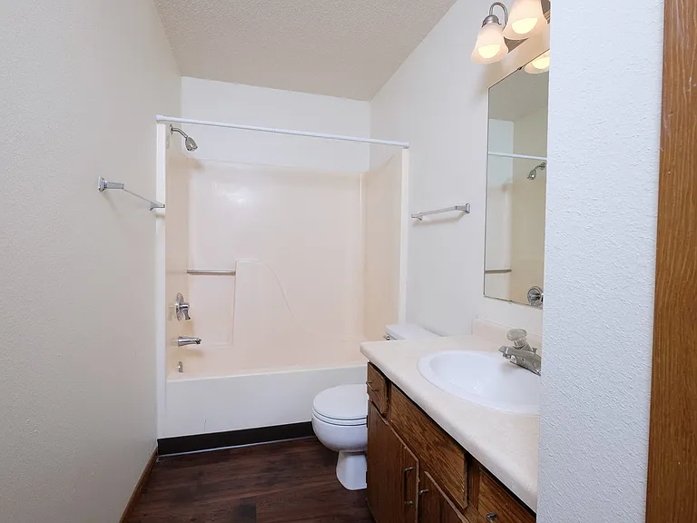 Fargo, ND Carlton Place Apartments | Bathroom