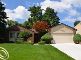 37781 Hollyhead Dr, Farmington Hills, MI 48331