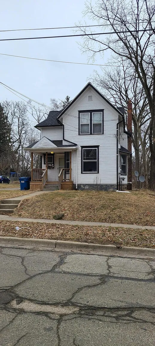 1215 Maple Ave photo 1