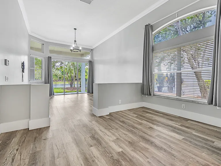 2559 Jardin Ln — Photo 10